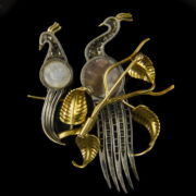 Kép 2/3 - Madár forma arany kitűző mabe gyöngyökkel