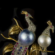 Kép 3/3 - Madár forma arany kitűző mabe gyöngyökkel