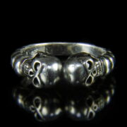 Kép 2/2 - Ezüst gyűrű 2 koponyával