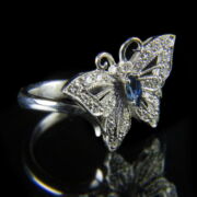 Kép 1/2 - Pillangós fehérarany gyűrű zafírral és gyémánt kövekkel