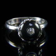 Kép 2/2 - Ónix köves fehérarany gyűrű gyémánttal