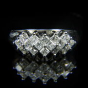 Kép 2/2 - Fehérarany gyűrű princess csiszolású gyémánt kövekkel