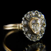 Kép 1/4 - Rozetta fazonú női arany gyűrű csepp alakú gyémánttal