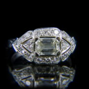 Kép 2/2 - Fehérarany gyűrű baguette gyémánttal és brillekkel