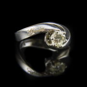 Kép 1/2 - Fehérarany szoliter gyűrű gyémánt kővel (0.60 ct)