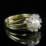 Kép 1/2 - Gyémántrozettás gyöngyös arany gyűrű