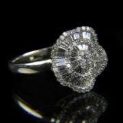 Kép 1/2 - Fehérarany gyémánt gyűrű ötszirmú virág forma gyűrűfejjel