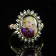 Kép 2/2 - Gyöngy rozettás zománc portrés  gyűrű