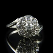 Kép 2/2 - Rozetta fazonú fehérarany gyűrű gyémánt kövekkel