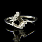 Kép 2/2 - 14 karátos fehérarany gyűrű 3-3 briliáns csiszolású gyémánt kővel