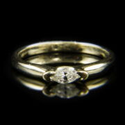 Kép 2/2 - 14 karátos fehérarany szoliter gyűrű navett csiszolású gyémánt kővel (0.19 ct)