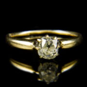 9 karátos sárgaarany szoliter gyűrű régi csiszolású gyémánt kővel (0.95 ct)