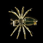 Drágakövekkel díszített pók alakú arany bross