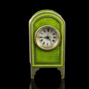 Kép 2/3 - Ezüst tokos mini utazóóra zöld lüszterzománc díszítéssel