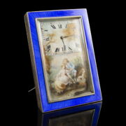 Kép 1/3 - Ezüst tokos asztali óra kék lüszterzománc díszítéssel