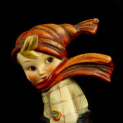 Kép 3/3 - Hummel fiú vörös sapkában és sálban "Márciusi szél"