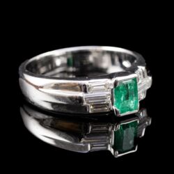 Picture 1/5 -Gold ring with emerald