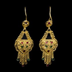 Picture 1/2 -A pair of 22 K gold earrings with enamel decoration