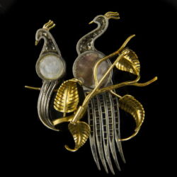 Picture 2/3 -Bird-shaped gold brooch with mabe pearls