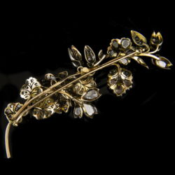 Picture 4/5 -Flower bouquet brooch with diamonds