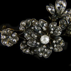 Kép 2/5 - Virágcsokor bross gyémántkövekkel