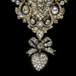 Picture 2/9 -Golden brooch / pendant with diamonds with a bow heart pendant