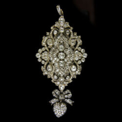 Picture 1/9 -Golden brooch / pendant with diamonds with a bow heart pendant