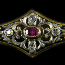 Picture 3/4 -Rhomboid-shaped brooch with ruby