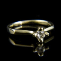 Kép 1/2 - 14 karátos fehérarany eljegyzési gyűrű régi csiszolású gyémánt kővel (0.15 ct)