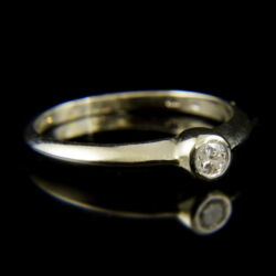 Picture 1/2 -14 K white gold solitaire ring with a diamond (0.15 ct)