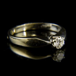 Picture 1/2 -14 K white gold solitaire ring with a brilliant-cut diamond in the 6-prong setting (0.20 ct)