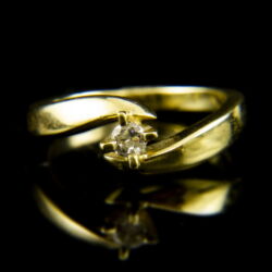 Kép 2/2 - 14 karátos sárgaarany eljegyzési gyűrű gyémánt kővel (0.13 ct)