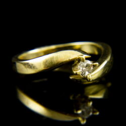Kép 1/2 - 14 karátos sárgaarany eljegyzési gyűrű karmos foglalatban gyémánt kővel (0.13 ct)