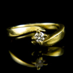 Picture 2/2 -14 K gold engagement ring with a diamond (0.18 ct)