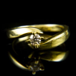 Picture 2/2 -14 K gold engagement ring with a diamond (0.18 ct)