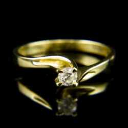 Kép 2/2 - 14 karátos sárgaarany eljegyzési gyűrű gyémánt kővel (0.19 ct)