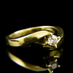 Picture 1/2 -14 K gold engagement ring with a diamond (0.23 ct)