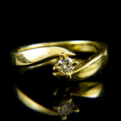 Kép 2/2 - 14 karátos sárgaarany eljegyzési gyűrű karmos foglalatban gyémánt kővel (0.13 ct)