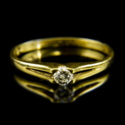 Picture 2/2 -18 K gold solitaire ring with a brilliant-cut diamond (0.15 ct)