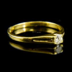 Picture 1/2 -18 K gold solitaire ring with a brilliant-cut diamond (0.15 ct)