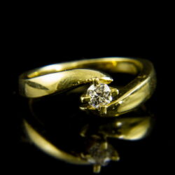 Picture 2/2 -14 K gold solitaire ring with a diamond (0.22 ct)