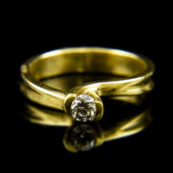 Kép 2/2 - 18 karátos sárgaarany eljegyzési gyűrű briliáns csiszolású gyémánt kővel (0.21 ct)