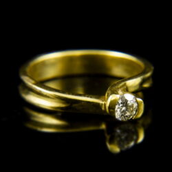 Picture 1/2 -18 K gold engagement ring with a brilliant-cut diamond (0.21 ct)