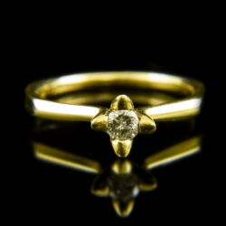 Kép 2/2 - 18 karátos sárgaarany gyűrű csillag alakú négykarmos foglalatban gyémánt kővel (0.15 ct)