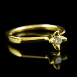 Kép 1/2 - 18 karátos sárgaarany gyűrű csillag alakú négykarmos foglalatban gyémánt kővel (0.15 ct)