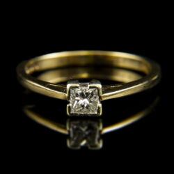 Kép 2/2 - Sárgaarany eljegyzési gyűrű fantázia csiszolású gyémánt kővel (0.25 ct)