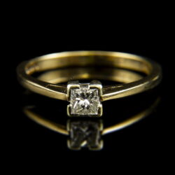 Picture 2/2 -Gold engagement ring with a fancy-cut diamond (0.25 ct)