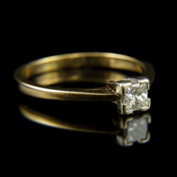 Kép 1/2 - Sárgaarany eljegyzési gyűrű fantázia csiszolású gyémánt kővel (0.25 ct)