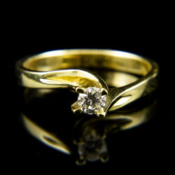 Kép 2/2 - Sárgaarany eljegyzési gyűrű briliáns csiszolású gyémánt kővel (0.19 ct)