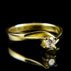 Kép 1/2 - Sárgaarany eljegyzési gyűrű briliáns csiszolású gyémánt kővel (0.19 ct)